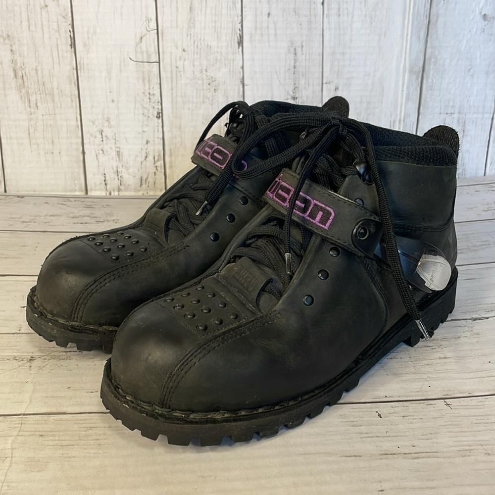Icon Vintage Biker Boots W/Pink Lettering